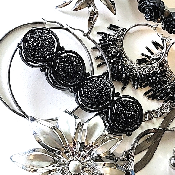 BLACK & SILVER JEWELRY LOT - BROOCHES, RHINESTONE EARRINGS, BRACELETS - Picture 6 of 7